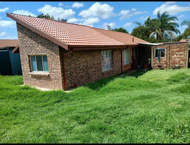 4 BEDROOM HOUSE FOR SALE IN SUIDERBERG